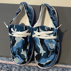 White Sole Blue Pattern Casual Sneakers